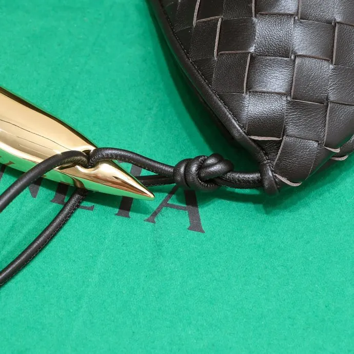 Original leather, batch 2060, the old-money style BV Sardine large size has been shipped🔥 Nowadays, many fashionable, rich and tasteful Jimei people are carrying the same bag invariably. It’s Bottega Veneta Sardine! Because this BV Sardine bag is so beautiful and high-end! The arc-shaped intrecciato woven bag body, paired with metal sardine handles, looks like a work of art, allowing people to ponder and appreciate it. Currently Sardine has launched three sizes for everyone to choose from. This is the largest size🉑️hand-held🉑️armpit🉑️single shoulder🉑️crossbody. It is a very high-quality and relatively niche treasure model. It will be very special when you carry it when you go out. It allows you to have the freedom of carrying a bag. Sisters go crazy. Style number: 7468-1# Size: 39*31*12cm